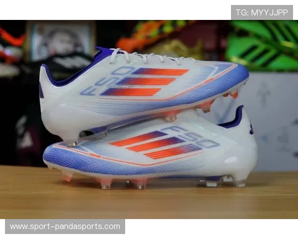 传奇8足球鞋助力球星驰骋赛场展现非凡实力与独特风采