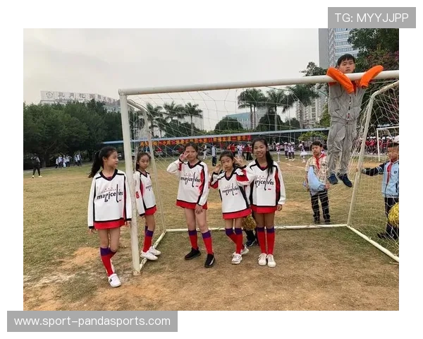 足球球星女孩子站姿优雅动感展现自信与活力瞬间